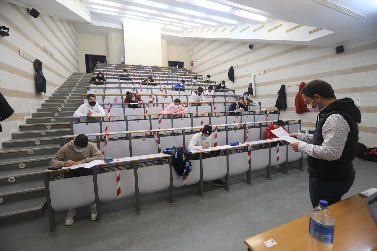 Alumnos de la UCO durante un examen en Rabanales.