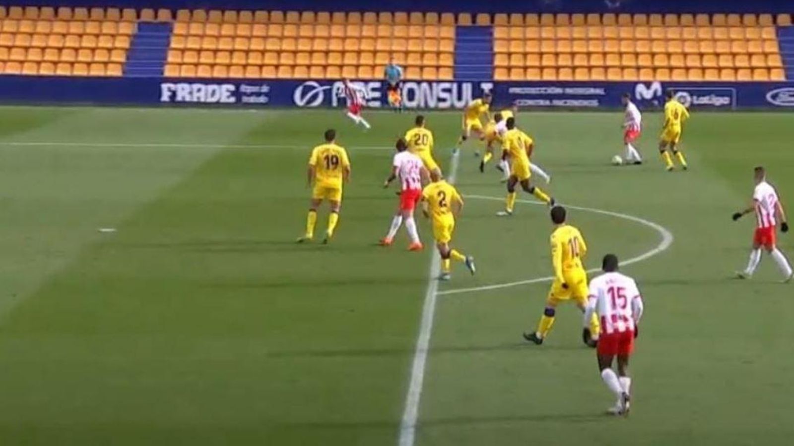 Acción del tanto anulado por el supuesto fuera de juego de Balliu (arriba).