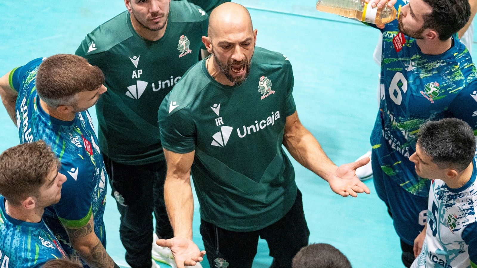 El técnico ahorrador imprime carácter a su equipo en un tiempo muerto.