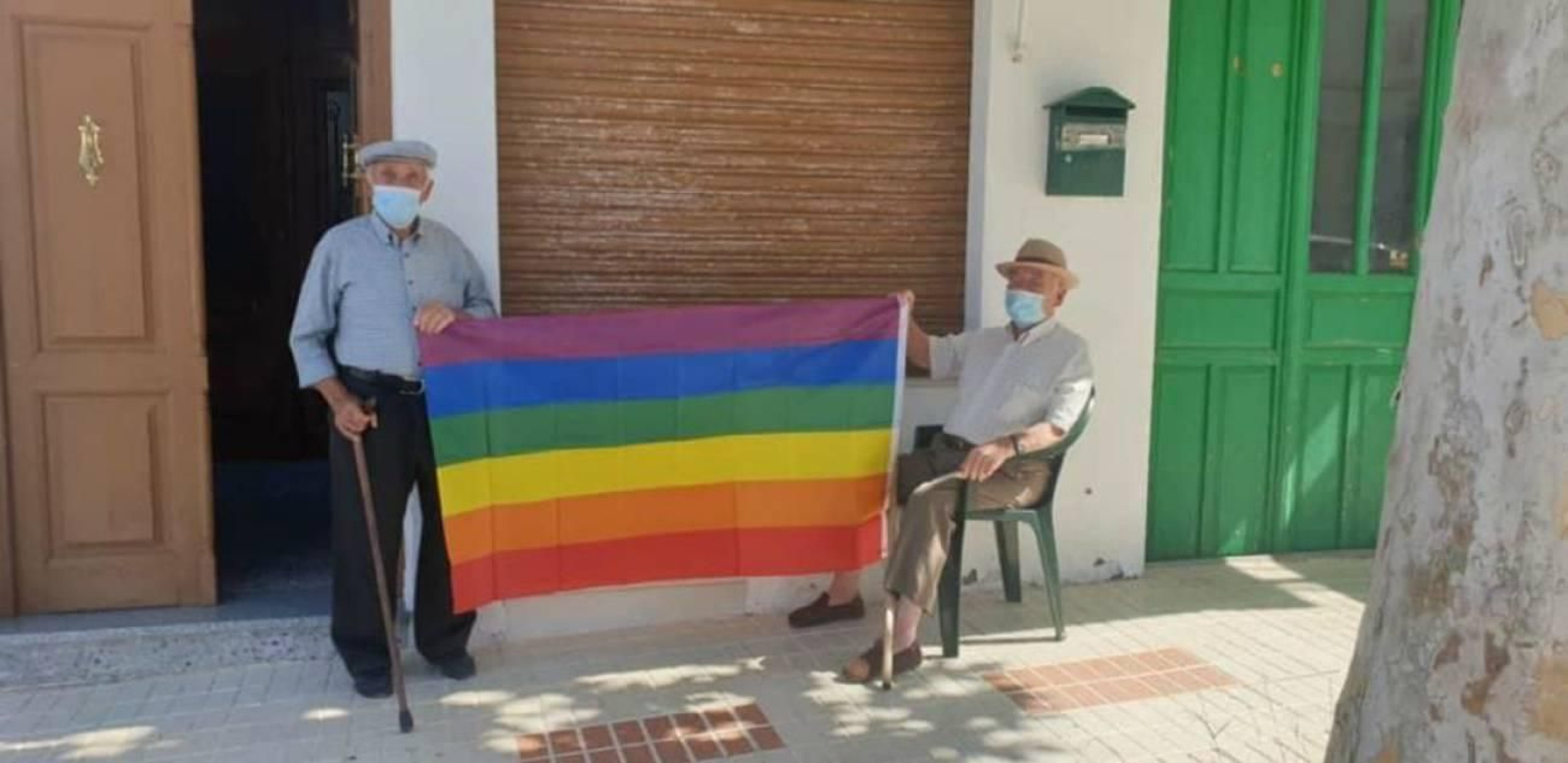 Dos vecinos sostienen una bandera gay