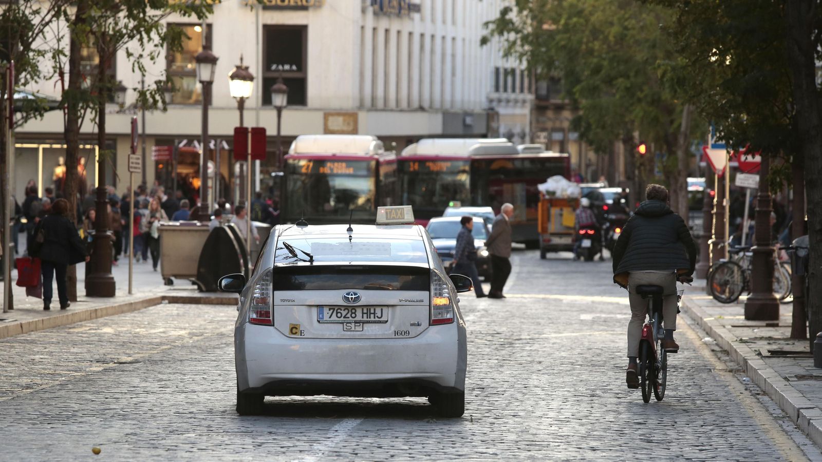 Un taxi presta servicio por las calles del centro de Sevilla.
