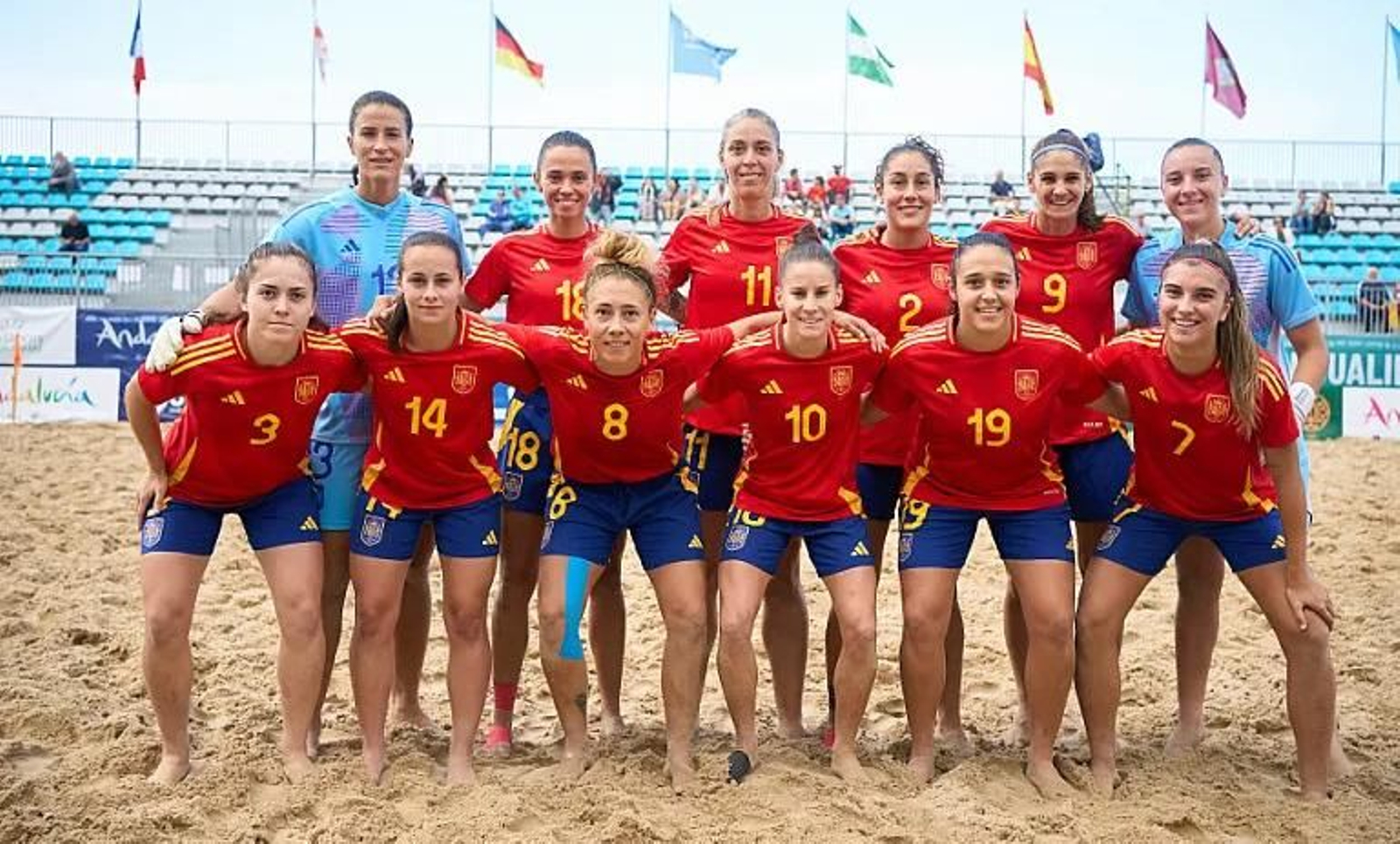 Las jugadoras de la selección española de fútbol playa posan antes de la disputa de uno de sus últimos encuentros.