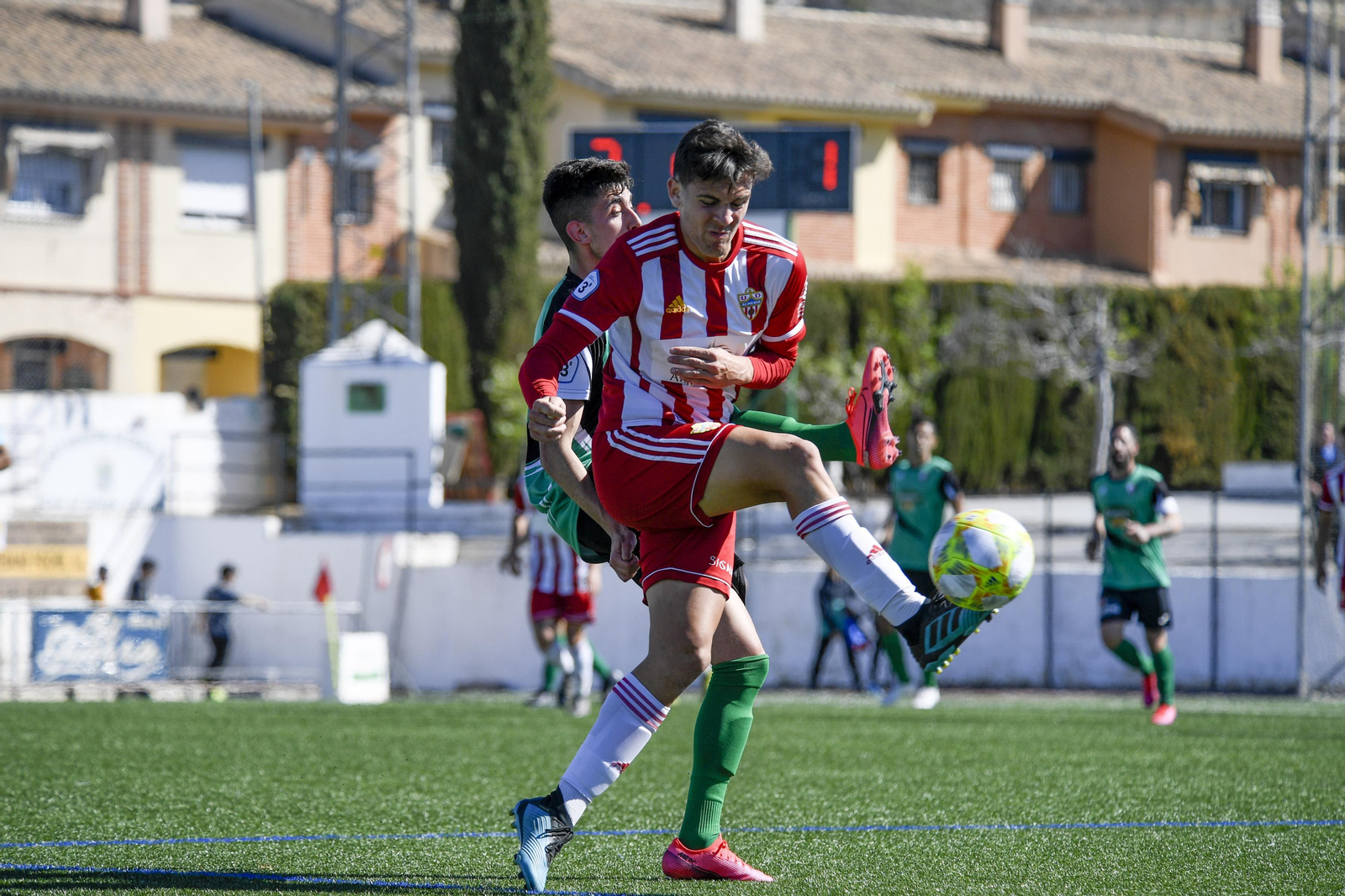 Imagen del partido en Huétor Vega, donde los rojiblancos cayeron por 3-2.
