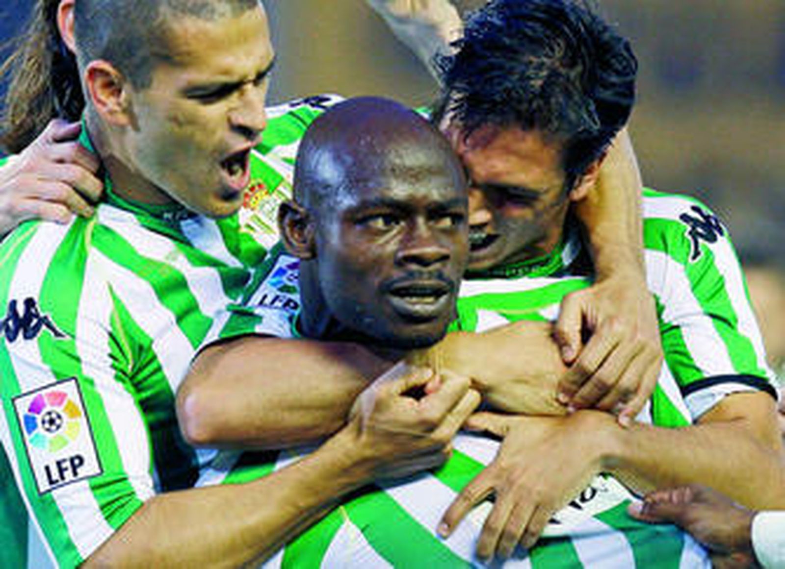 Juanito y Mark González abrazan a Emaná tras el 1-0.