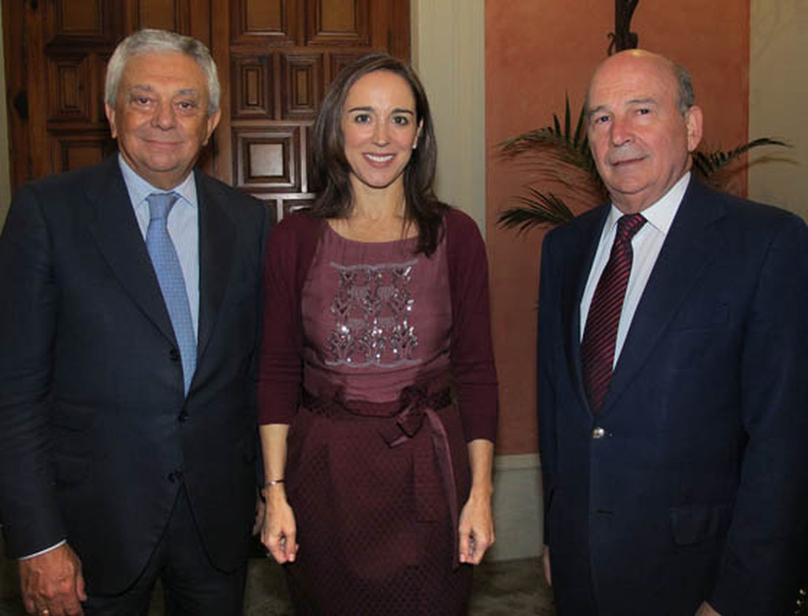 Francisco Herrero, presidente de la Cámara de Comercio de Sevilla; Rosa Santos, directora de Relaciones Institucionales y Servicio de Estudios de Banca Cívica, y Julio Cuesta, presidente de Fundación Cruzcampo.

Foto: Victoria Ramírez