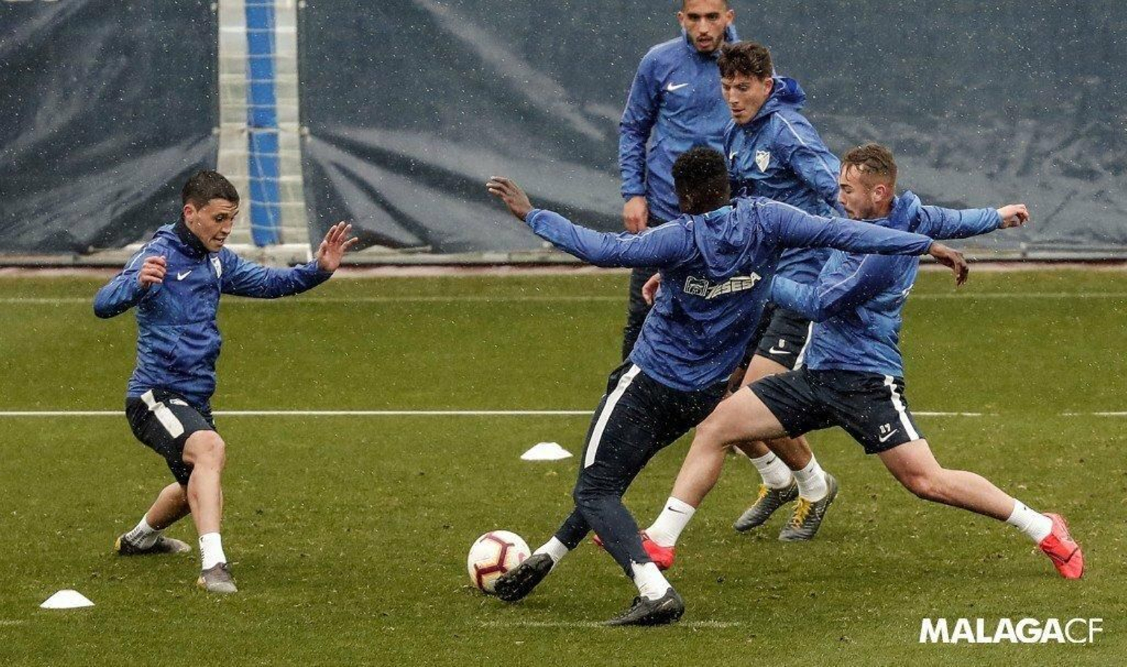 Las fotos del Málaga CF bajo la lluvia.