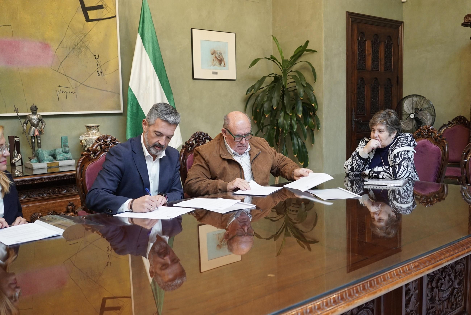 Alcalde de Rota y presidente de APDIR firman el convenio. Alcalde de Rota y presidente de APDIR firman el convenio.