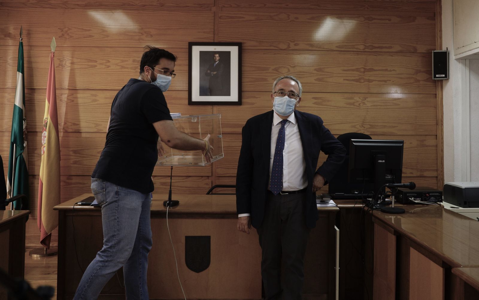 Francisco Guerrero en la sala donde se llevaron a cabo las votaciones