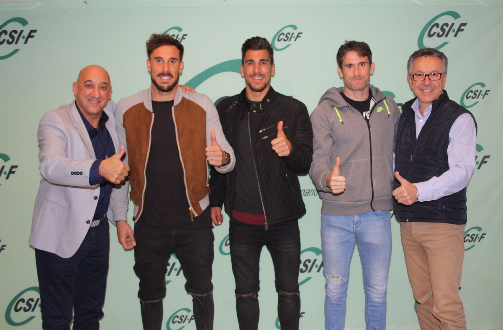 Los jugadores del Decano posan junto a los responsables de CSIF tras el encuntro mantenido ayer.