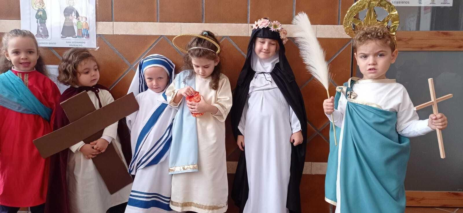 Alumnado del colegio Salesianos de Córdoba representan a santos.