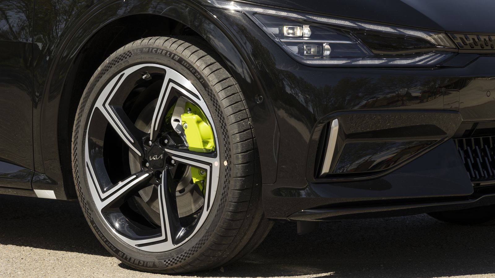 Entre los elementos más llamativos que cambian en este GT son los frenos, con pinzas de cuatro pistones en color verde neón.