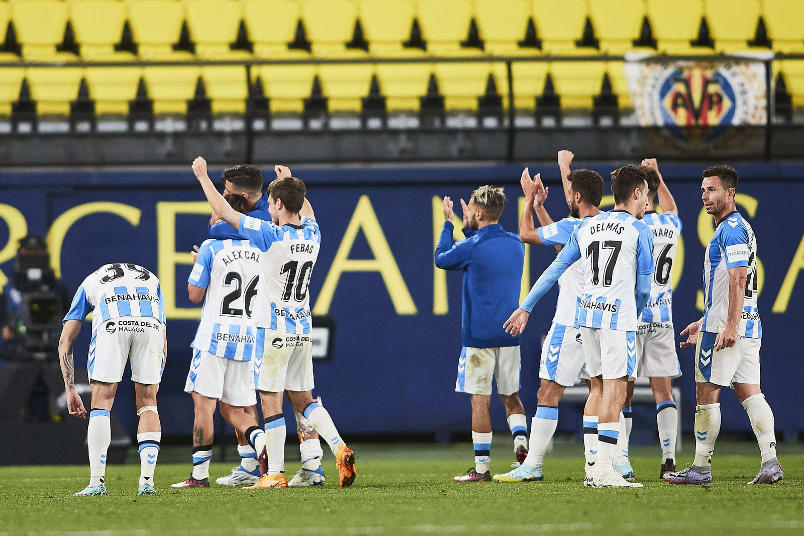 La afición del Málaga CF celebra con su afición. La afición del Málaga CF celebra con su afición.