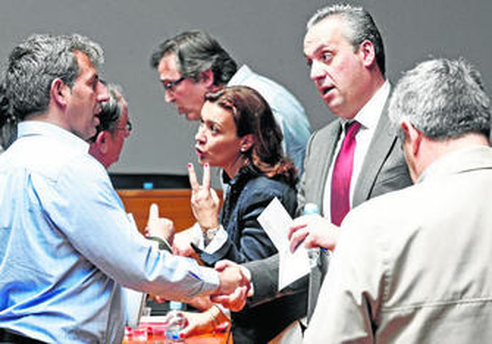 Los concejales del grupo socialista conversan tras concluir la sesión plenaria, ayer.