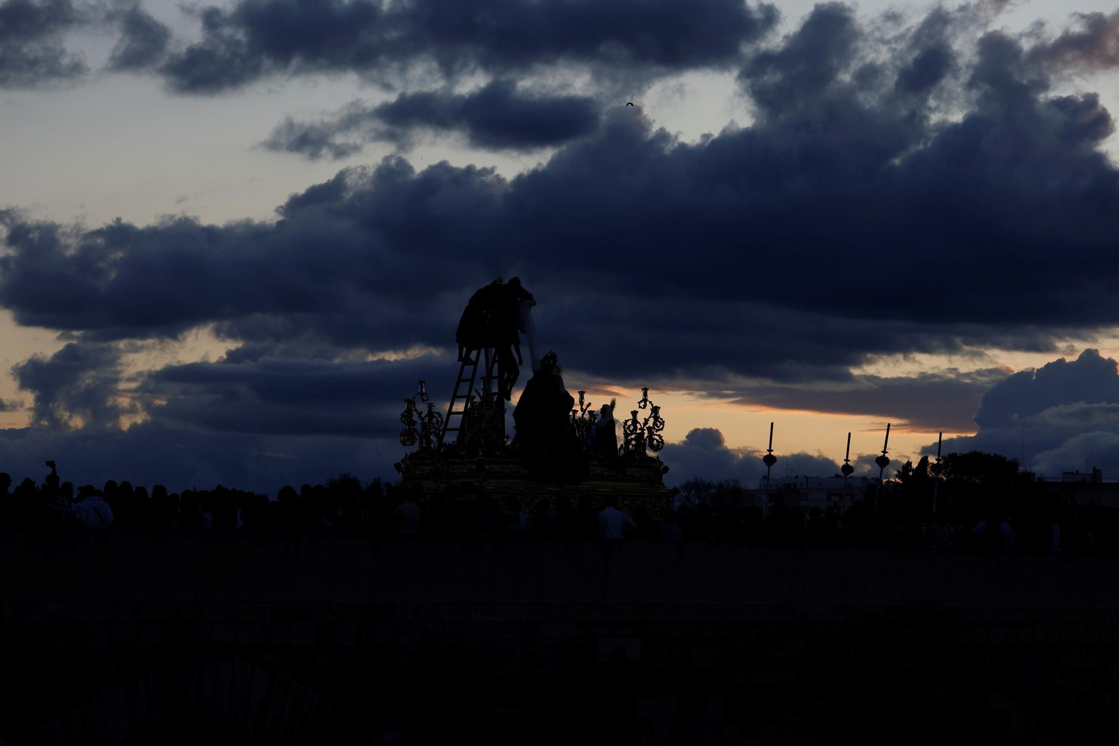 La procesión del Descendimiento en este Viernes Santo de Córdoba, en imágenes