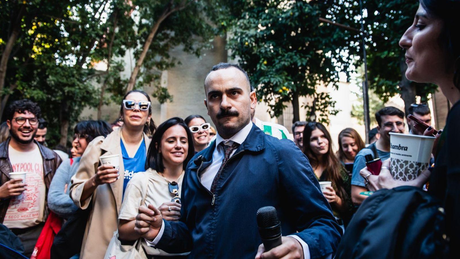 Kike Suárez, cantante de Vera Fauna, paseándose entre el público