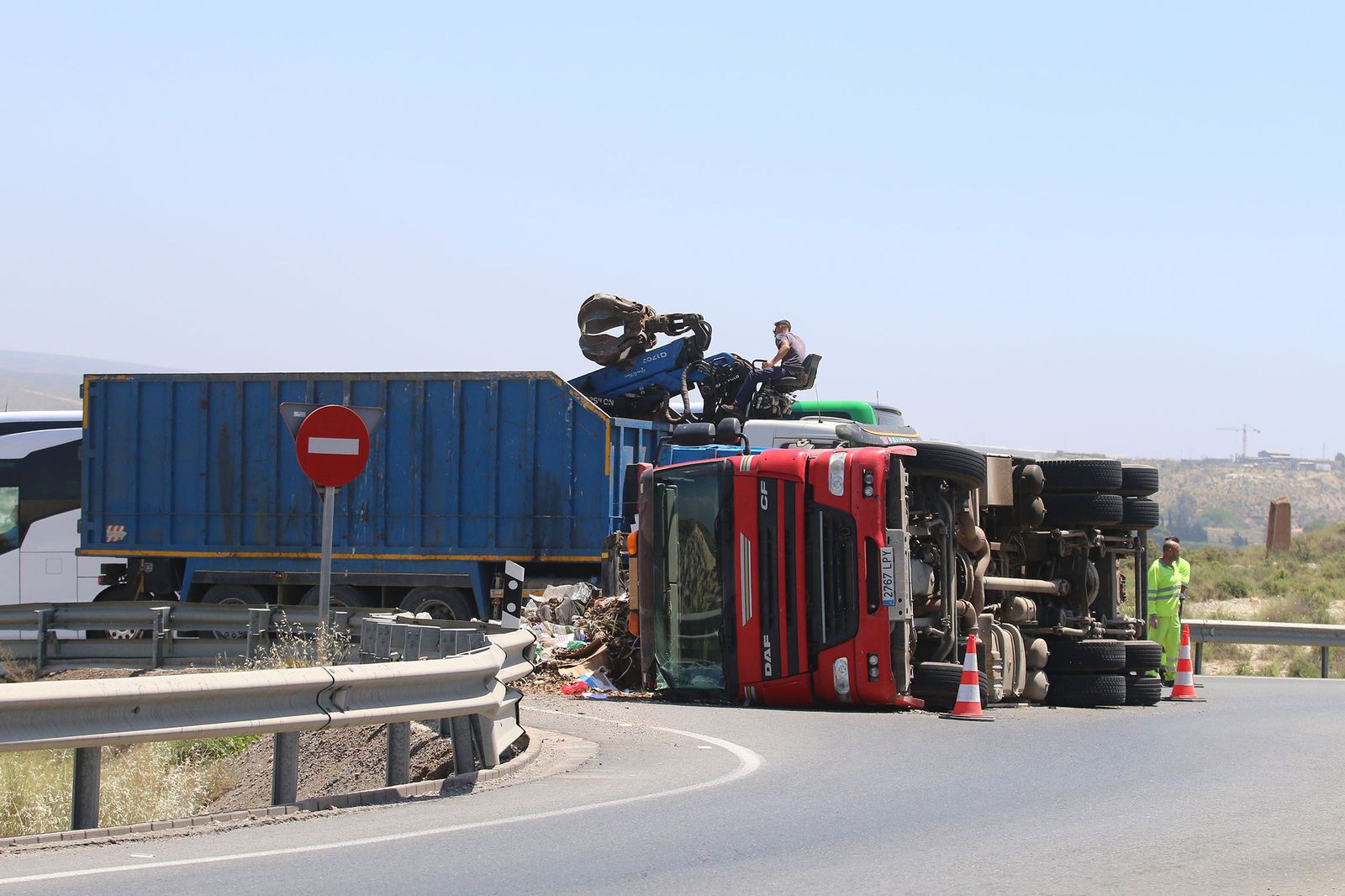 Vuelca un camión en la rotonda de la fábrica de Briseis