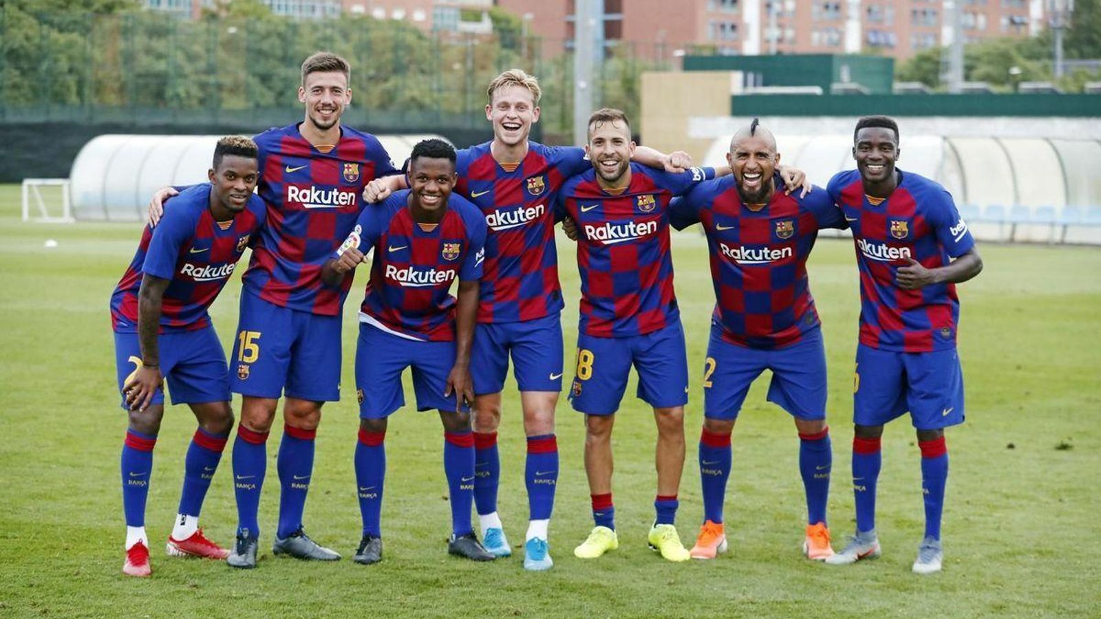 Ansu, rodeado de los jugadores del primer equipo del club azulgrana.