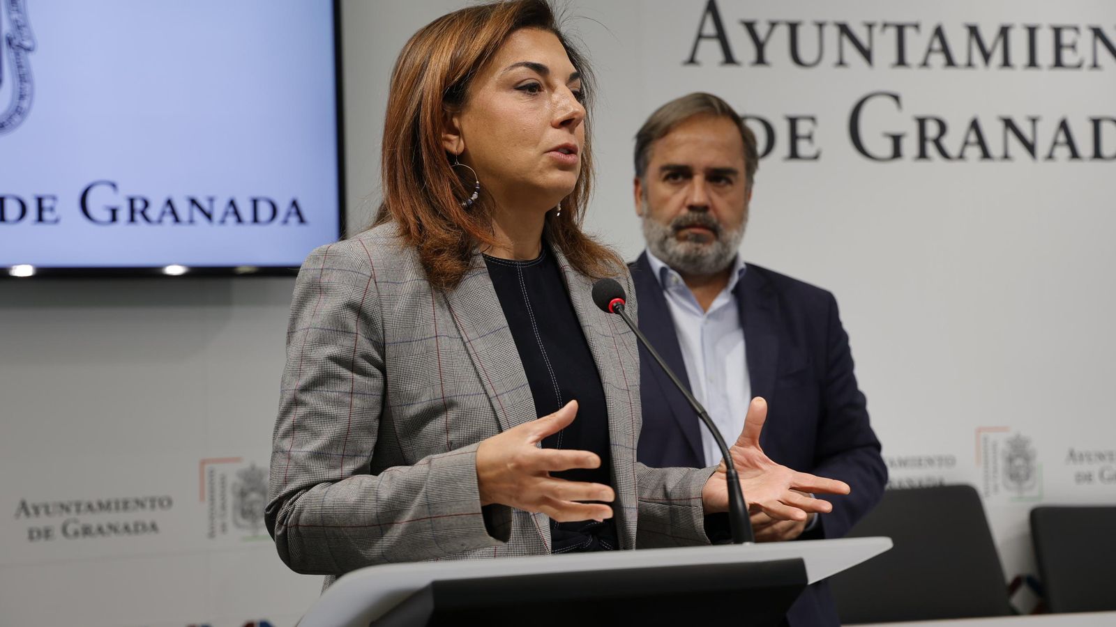 La concejal de Movilidad de Granada, Raquel Ruz, y el portavoz del equipo de Gobierno, Jacobo Calvo, en rueda de prensa