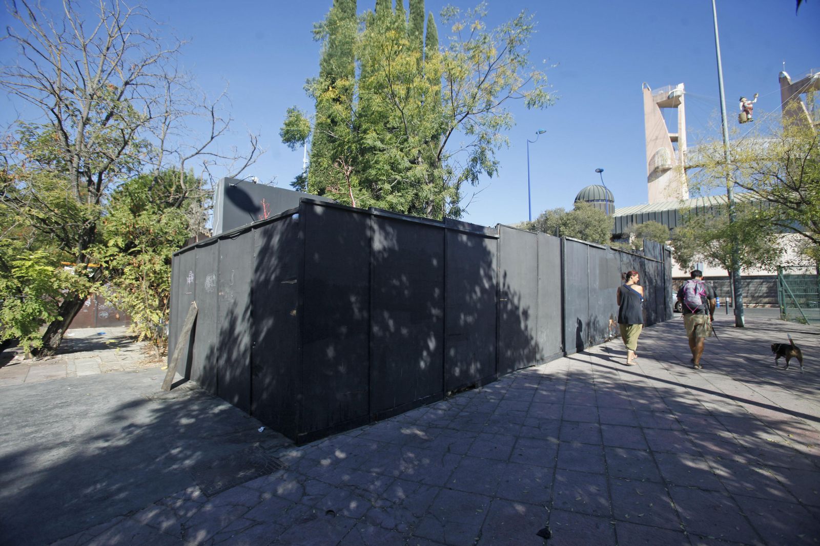 La terraza de verano Rosso by Antique está ubicada en los jardines del antiguo pabellón olímpico de la Exposición de 1992.