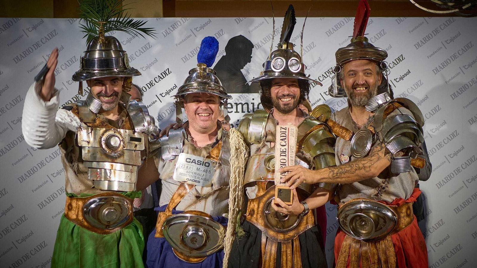Los miembros de 'Escuela taller de gladiadores El Pópulo' con la estatuilla del Emilio López.