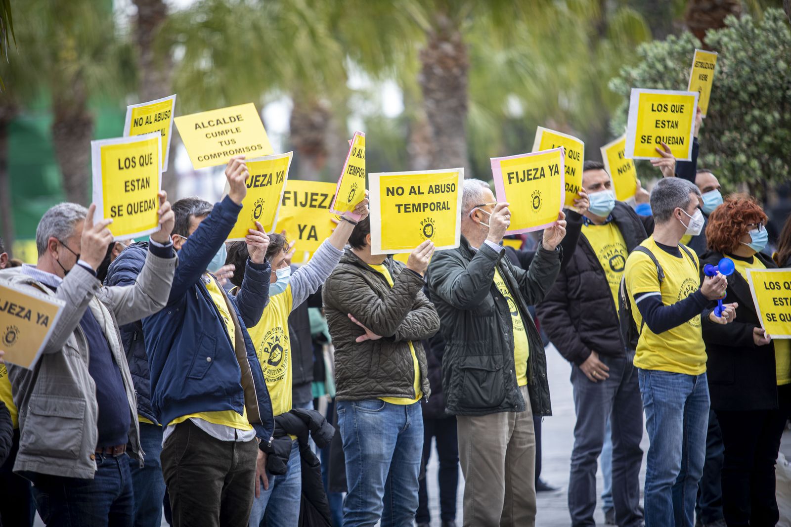 Los interinos en abuso de temporalidad manifestados ante el Ayuntamiento de Cádiz.