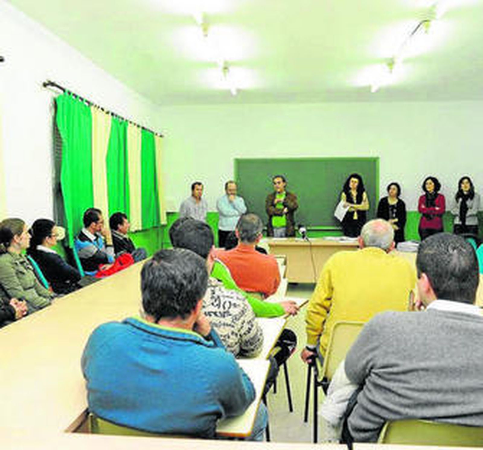 Los contratados reciben una charla, el pasado viernes.