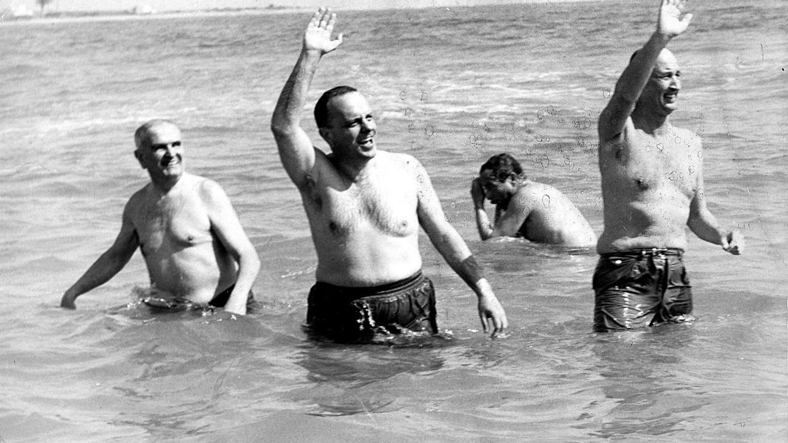 El 8 de abril de 1966, Manuel Fraga y el embajador de Estados Unidos, Angier Biddle, se bañan en playa de Quitapellejos.