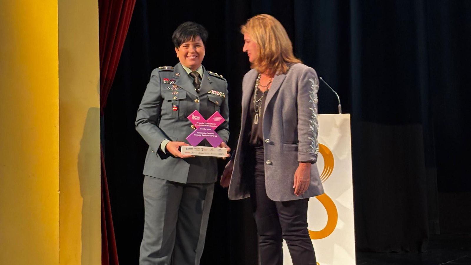 La teniente Coronel de la Guardia Civil Susana Espinosa Perea recibe su reconocimiento.