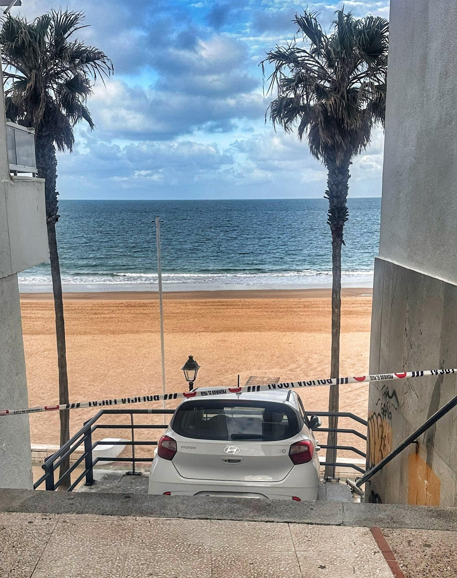Coche en el acceso de salida a la playa en Rota. Coche en el acceso de salida a la playa en Rota.