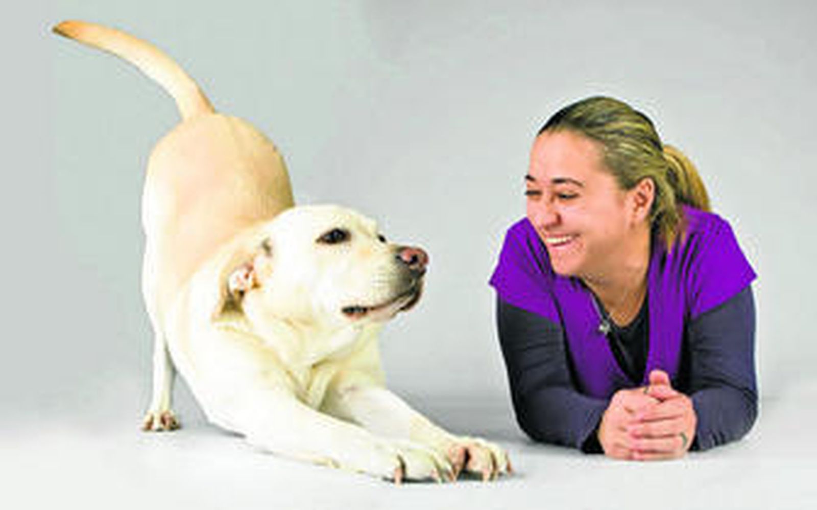 María Molina junto a Kira, su inseparable compañera de trabajo, labrador retriever que superó con nota su examen de aptitud como perro de terapia.