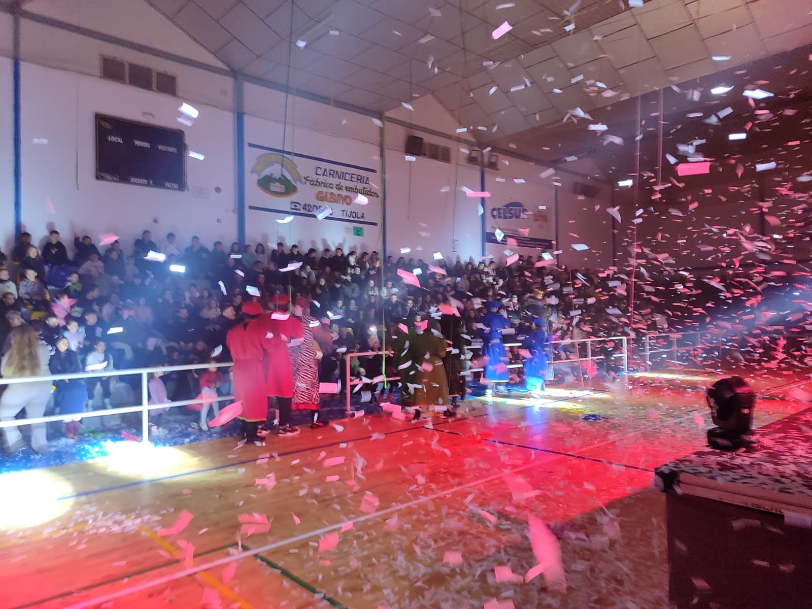 Los Reyes Magos realizan un espectacular acto en Tíjola: el público disfruta de música y bailes