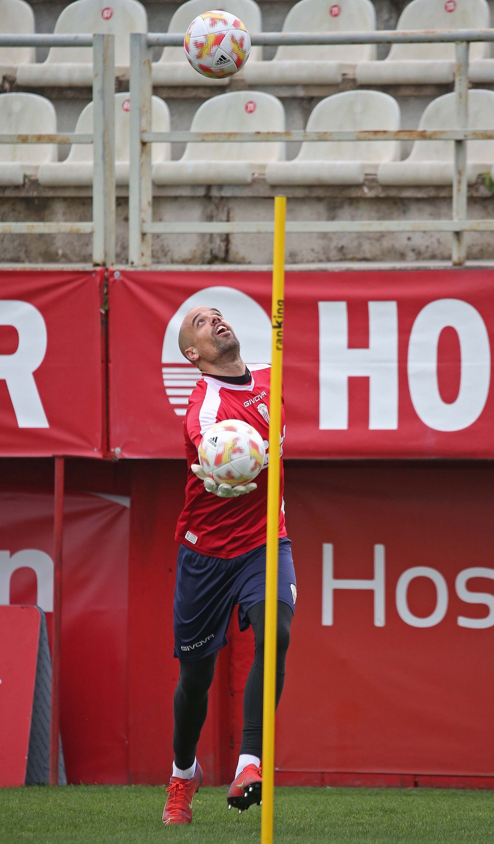 Fotos del entrenamiento del Algeciras CF con el portero Rubén Miño