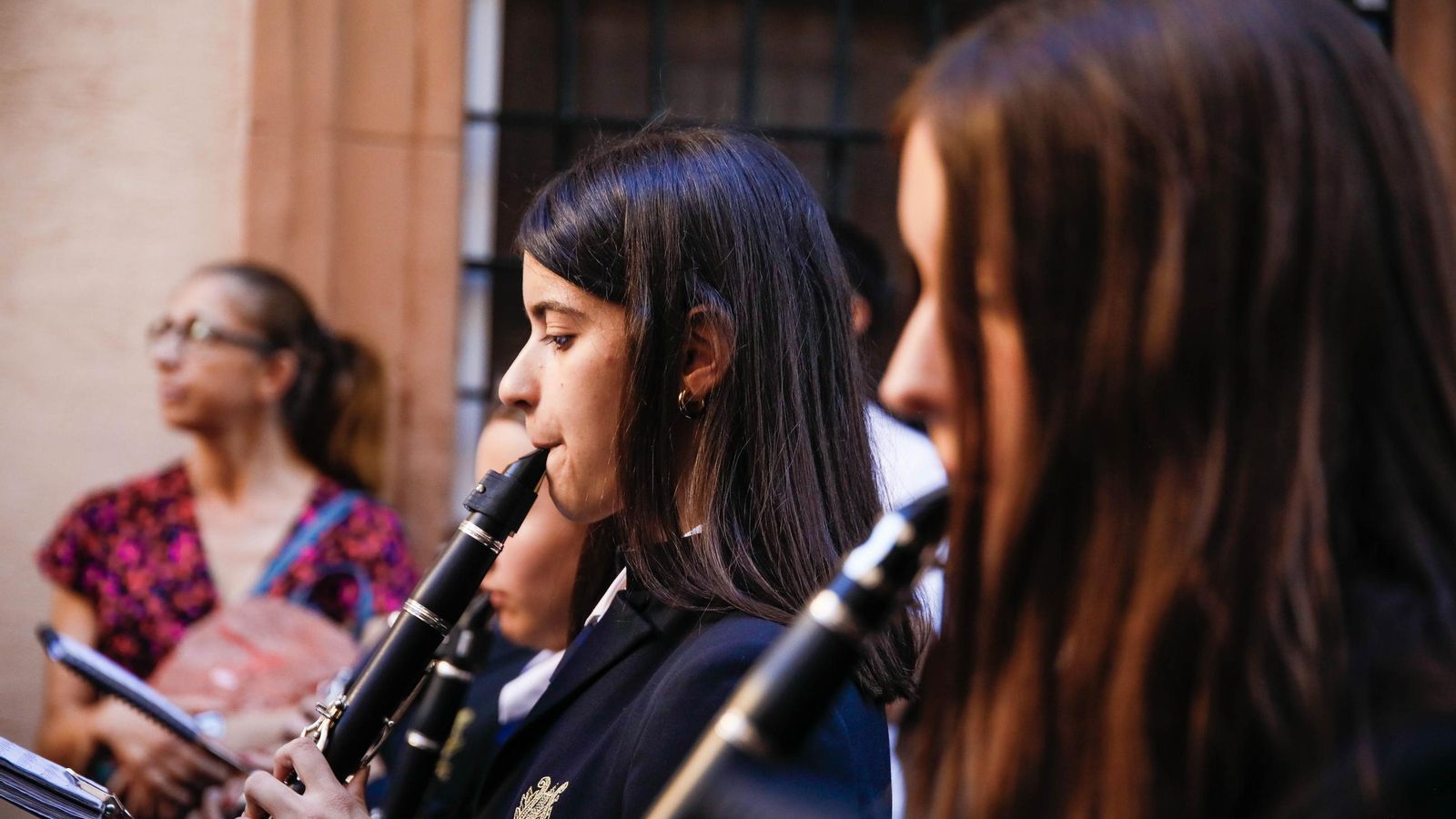 Vea la salida de la Hermandad de Los Ángeles de la Catedral de Almería
