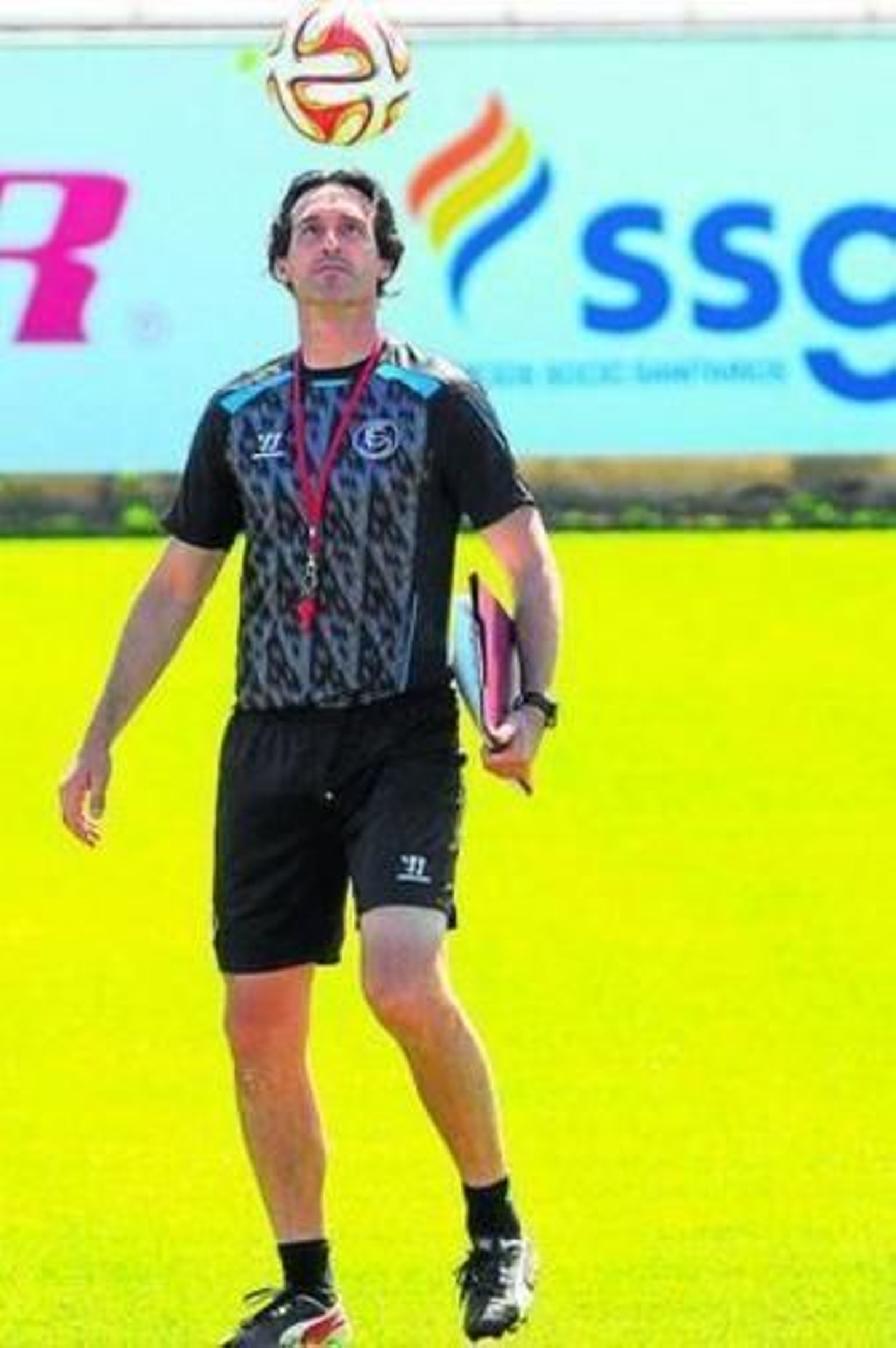 Emery se distrae con el balón en un receso del entrenamiento.