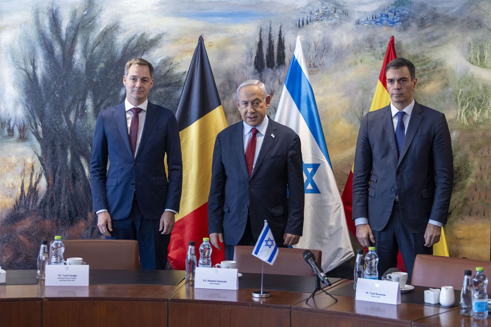 El primer ministro belga, Alexander de Croo; el primer ministro del Estado de Israel , Benjamin Netanyahu, y el presidente del Gobierno, Pedro Sánchez.