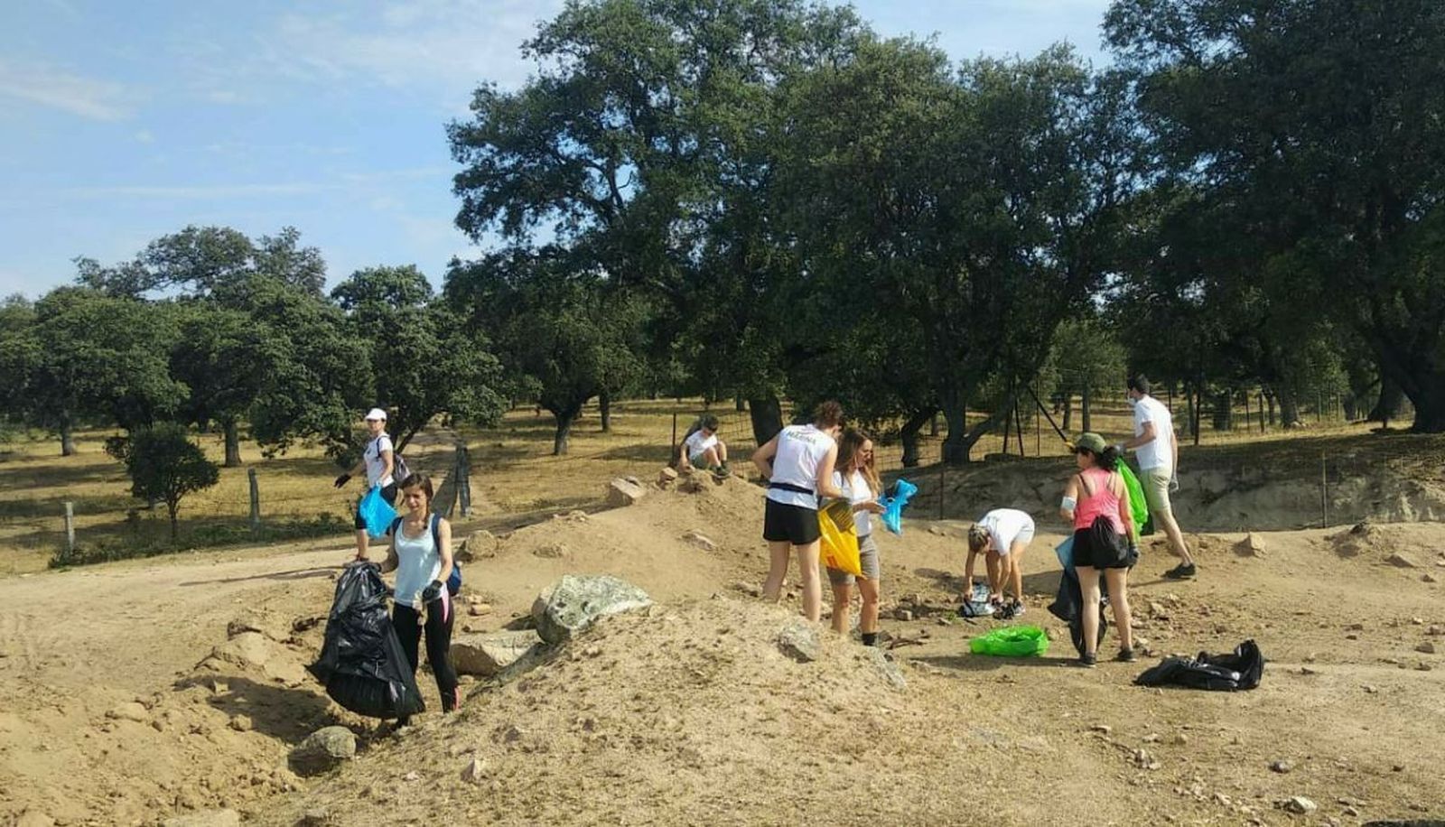 Volunarios de la Asociación Cardeña Activa recogen 'basuraleza'.