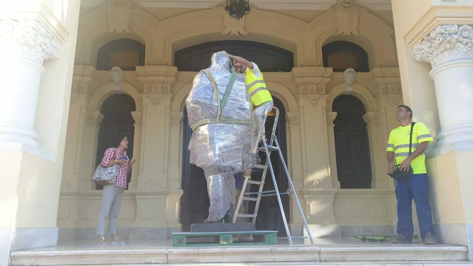 La escultura del Marqués de Larios, lista para su traslado a la Alameda.