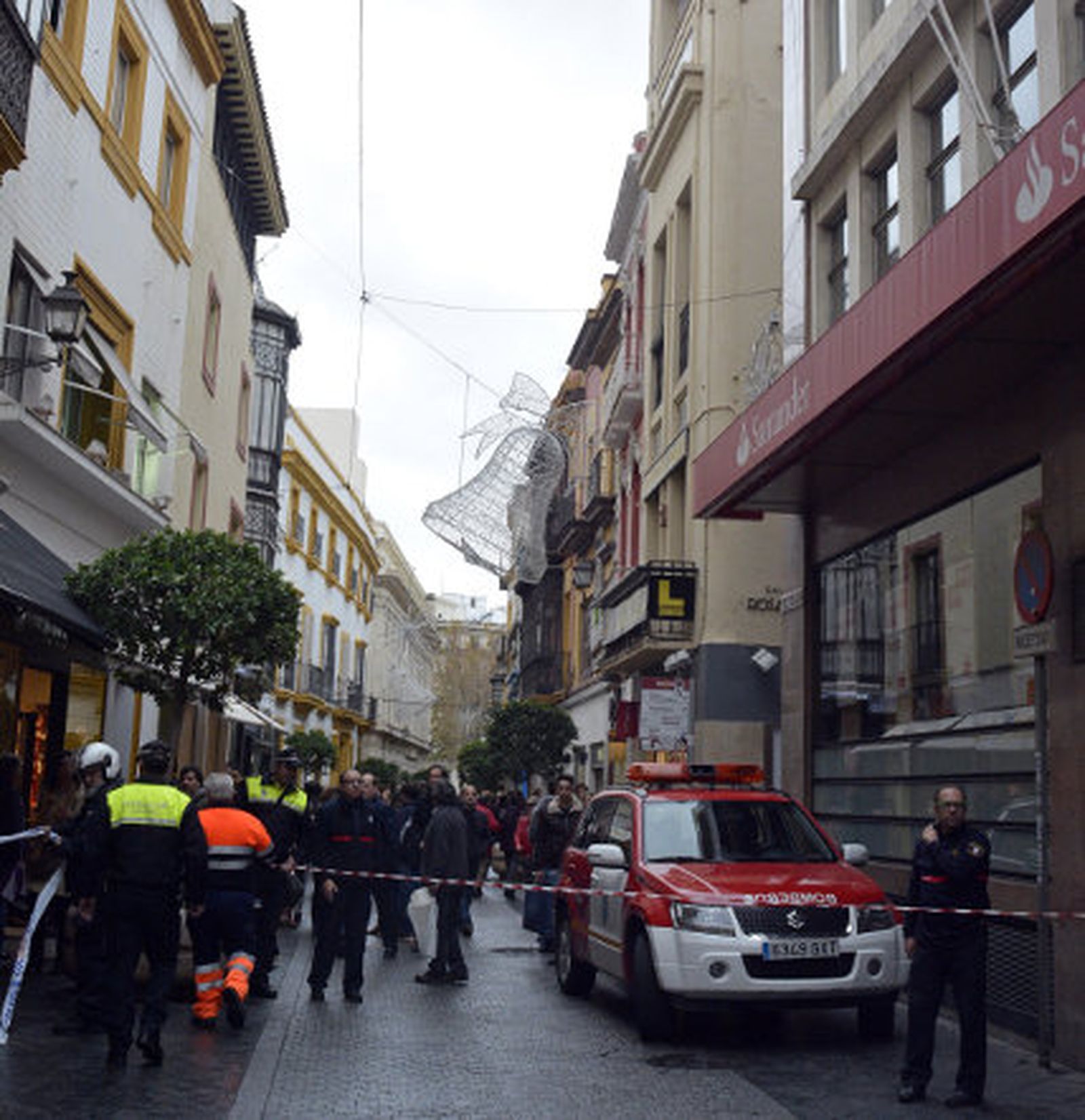 Dos heridos leves al caer una loseta de mármol de una fachada en Tetuán