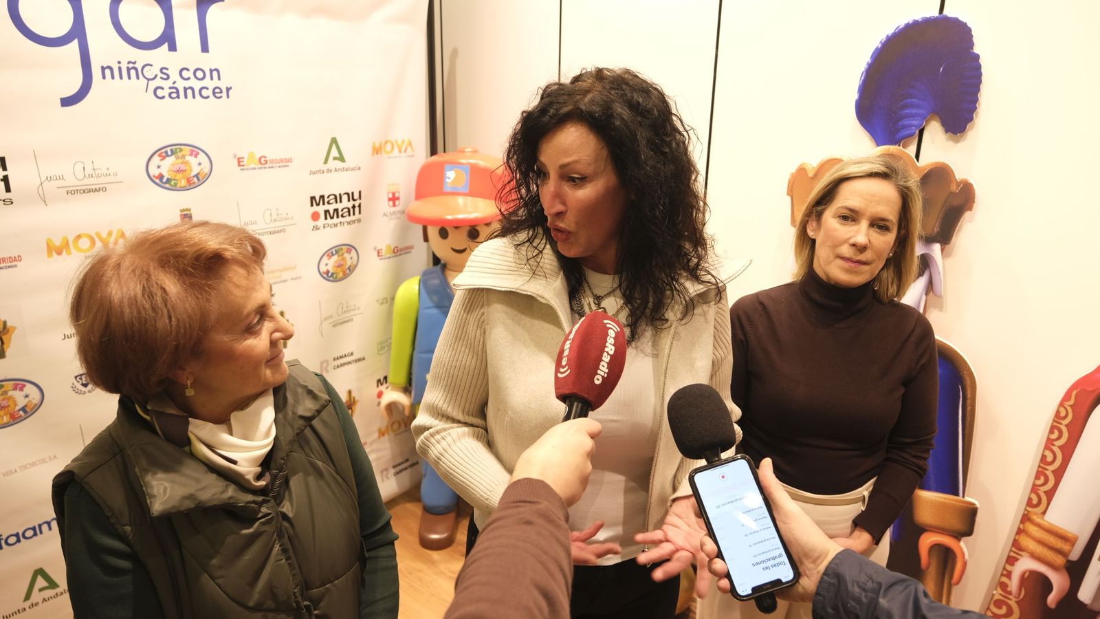 La alcaldesa, en su visita al belén de Playmobil.