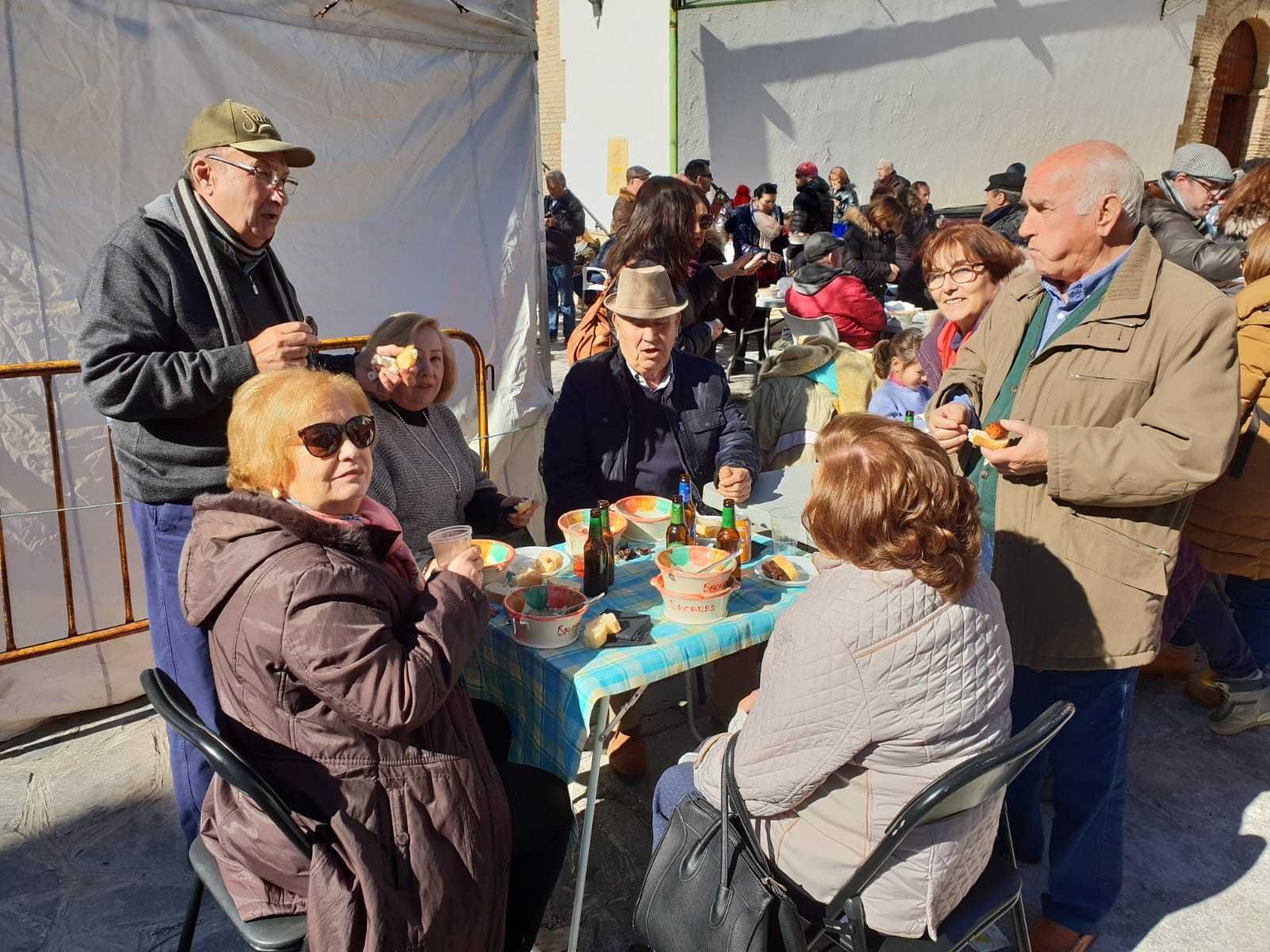 Romeros disfrutan de la gastronomía de Bacares