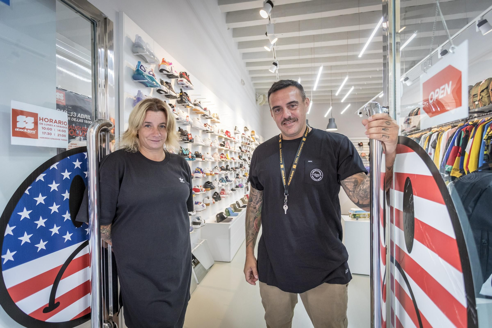 Susana Fuentes y Jose Otero en la puerta de la tienda que regentan en la calle Rosario.