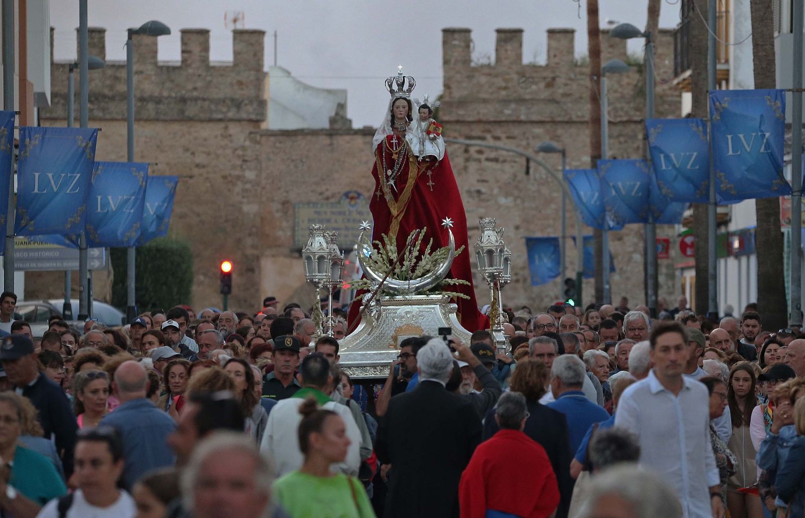 El regreso a su templo de la Virgen de la Luz de Tarifa, en imágenes