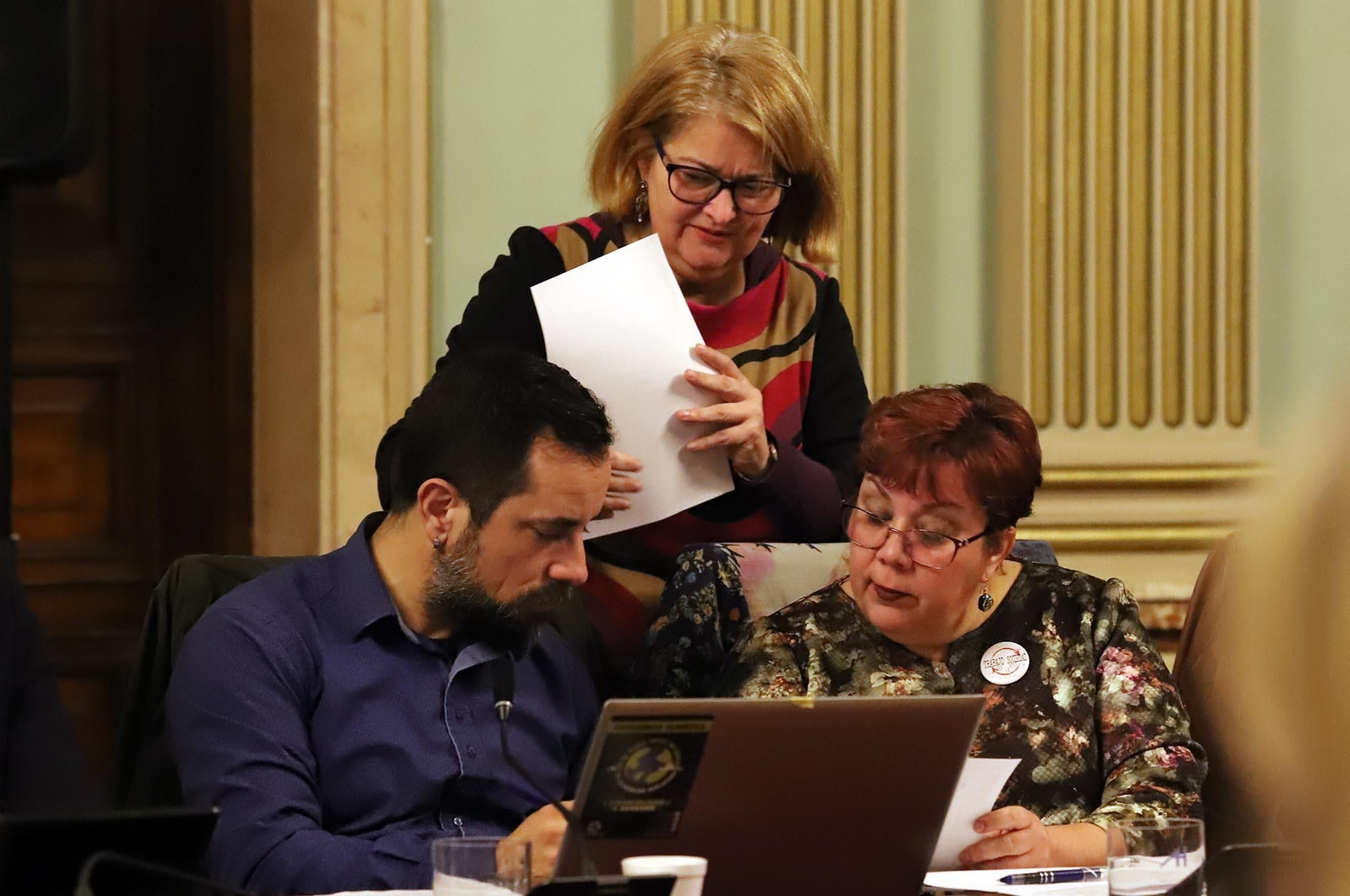 Los dos únicos ediles de Adelante Huelva, Jesús Amador y Mónica Rossi, durante una sesión plenaria hace un año.