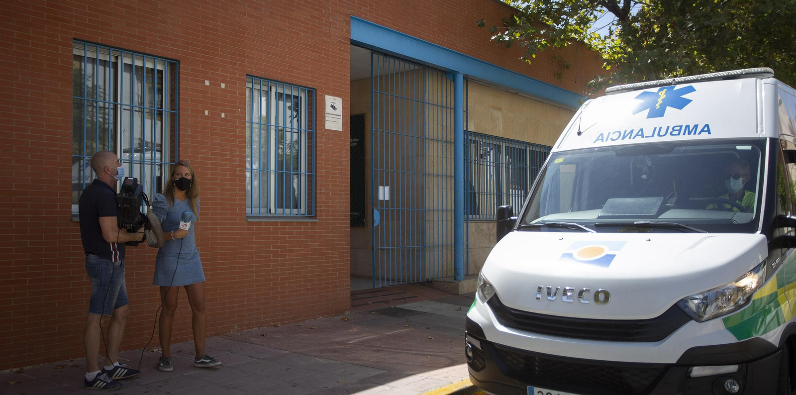 Una ambulancia a las puertas del centro afectado por un brote de coronavirus.