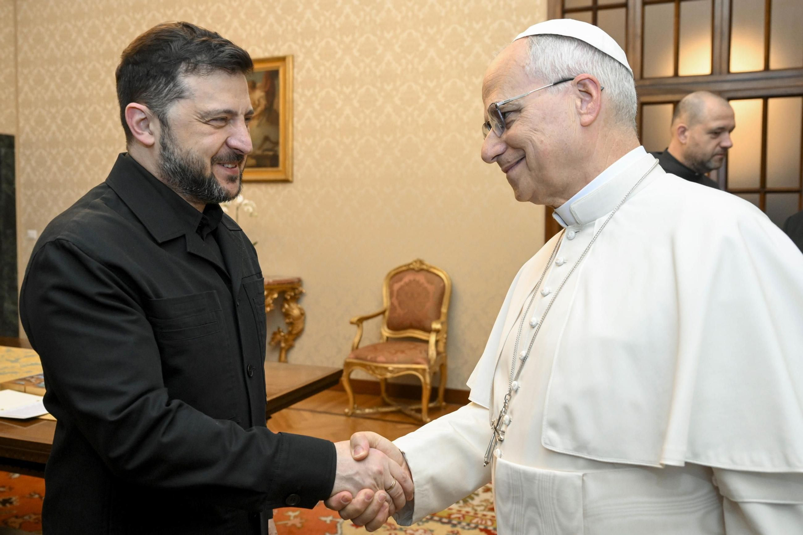 El Papa saluda al presidente de Ucrania, Volodimir Zelenski, este martes en el Vaticano.