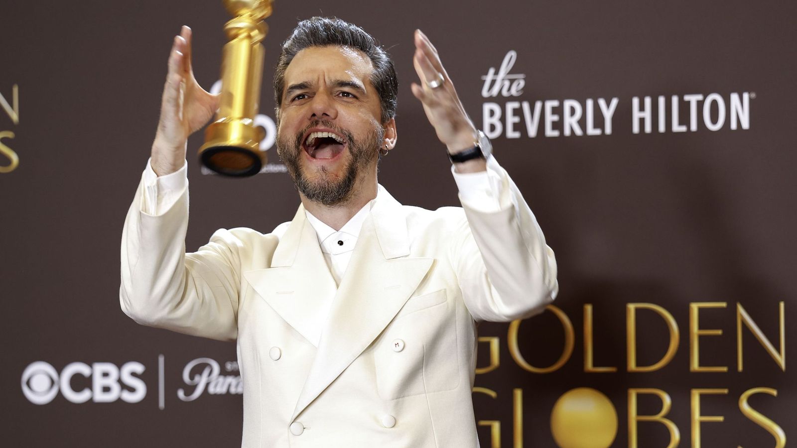 Wagner Moura, con su Globo de Oro al mejor actor de drama.