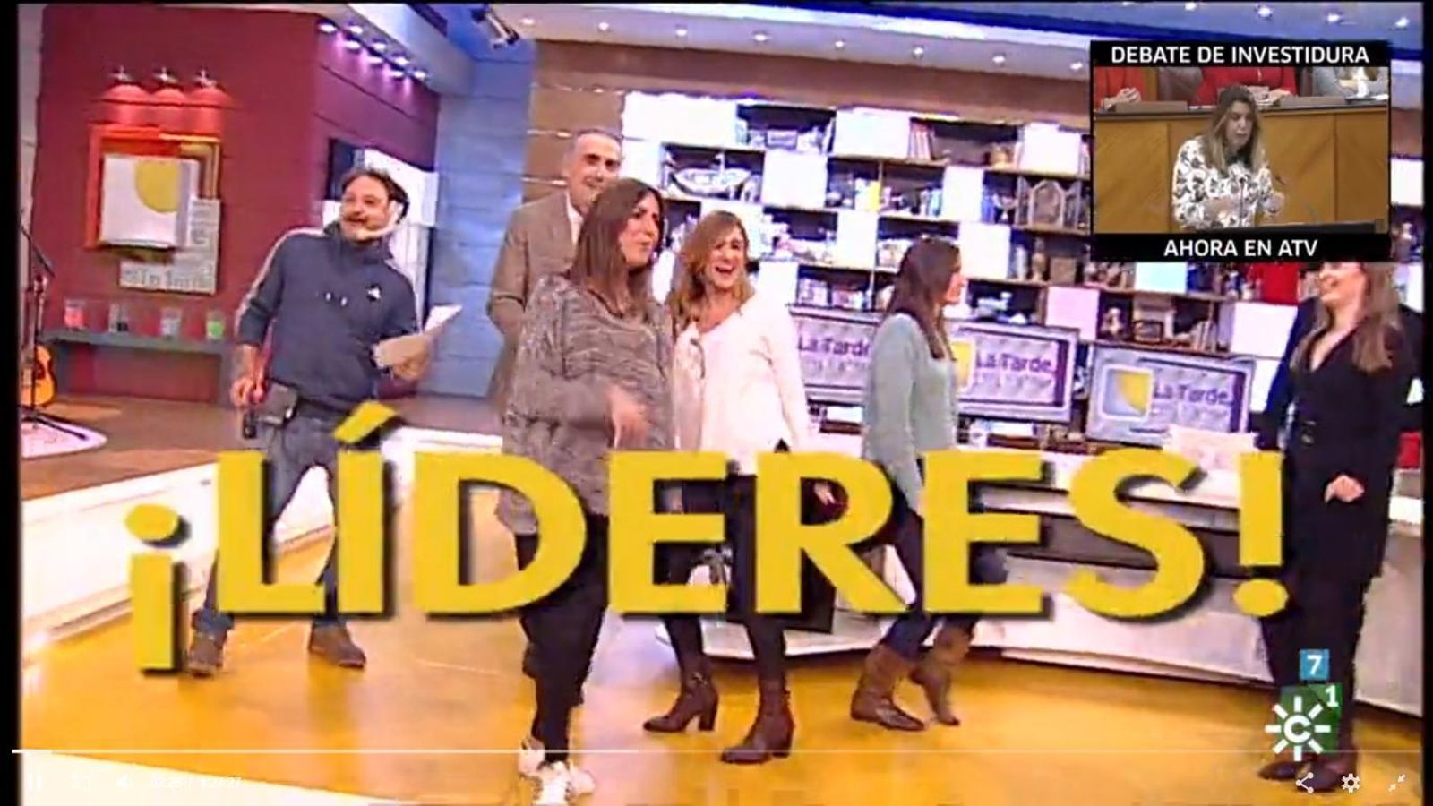 Juan y Medio celebra los índices de audiencia "mientras da de comer a su caballo"