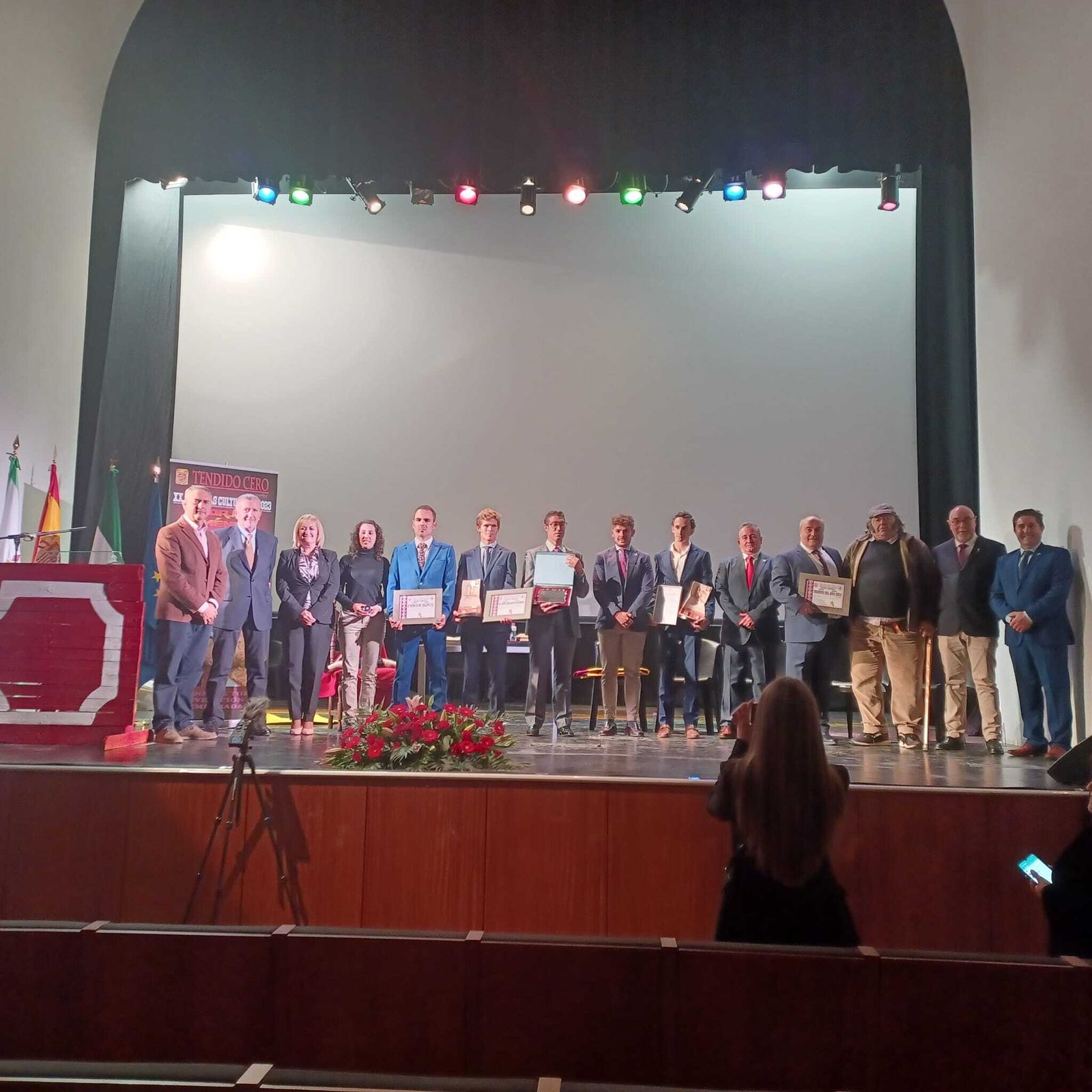 Foto de familia de todos los premiados durante el acto.