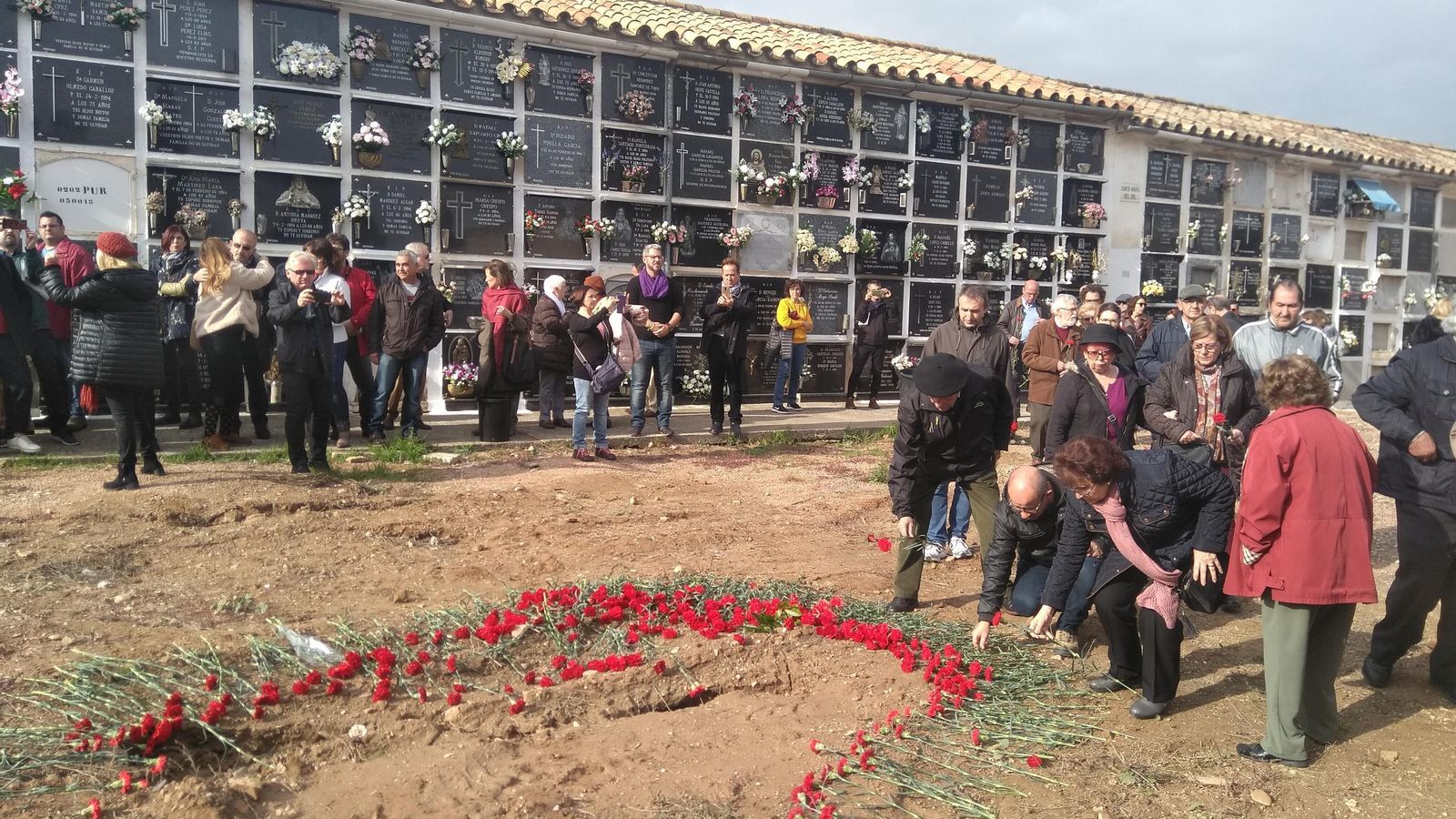 Familiares de represaliados depositan flores sobre una de las fosas de La Salud. Familiares de represaliados depositan flores sobre una de las fosas de La Salud.