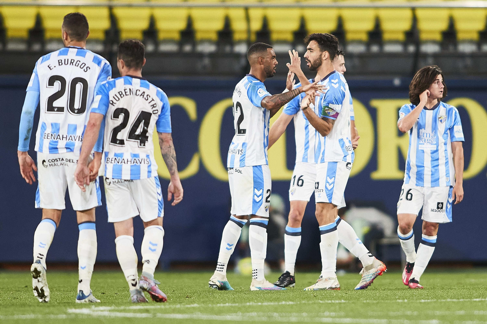 Los jugadores del Málaga celebran tras el partido. Los jugadores del Málaga celebran tras el partido.